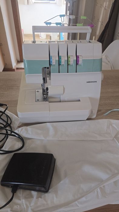 Esta é uma máquina de costura overlock da MEDION, especificamente o modelo MD 19169 (também conhecida como SO90)