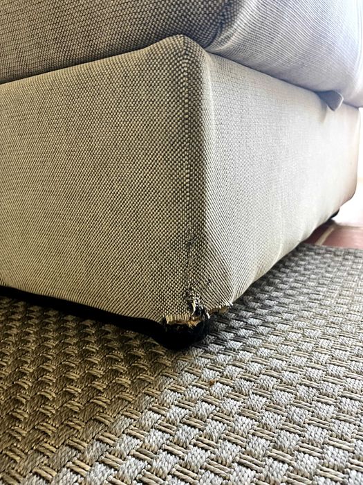 Sofá cinzento com algumas marcas de uso