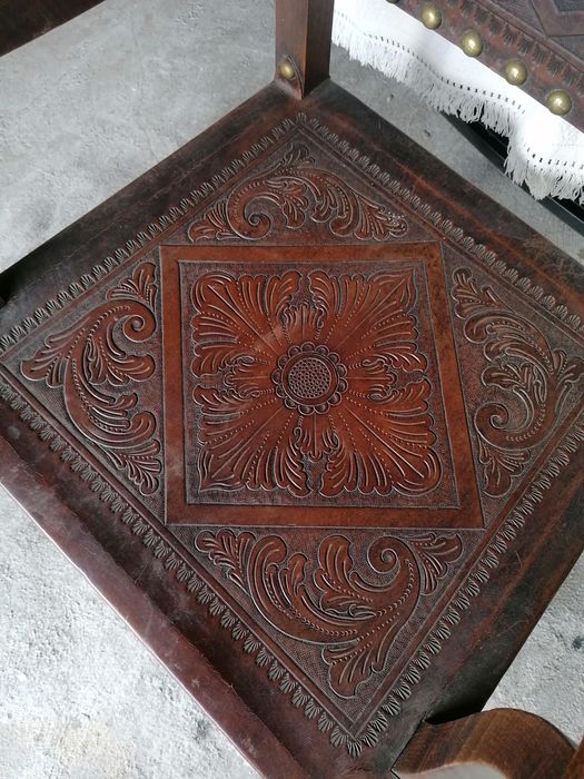 Duas poltronas antigas de couro