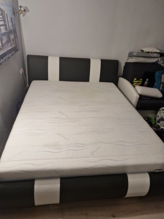 Łóżko tapicerowane małżeńskie, skrzynia na pościel