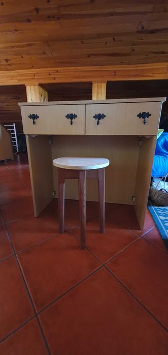 Secretária e banco laminado em cor de pinho