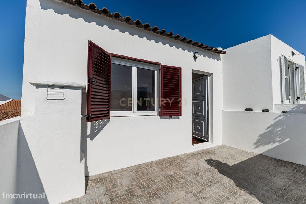 Moradia T3 com Terraço e Vista Mar em Santa Cruz, Lagoa