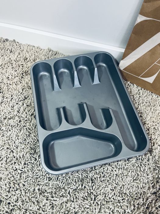 Piekna szary separator na sztucce do szuflady organizer