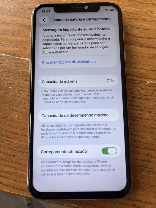 Iphone 11 pro ( so carrega pressionado)