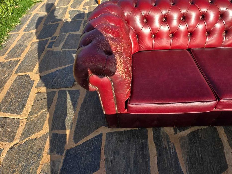 Sofas chesterfield com sinais de uso, um de três lugares e outro de dois lugares
