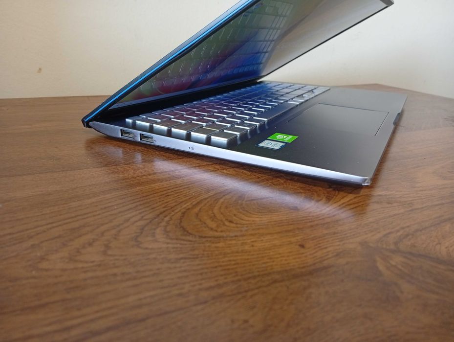 Asus Vivobook X531F i5 8265U + 2 Gráficas + 12GB RAM + SSD