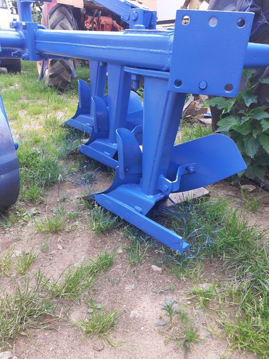 Тракторний плуг трохкорпусний