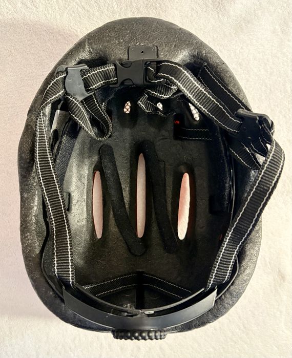 Kask (rowerowy, na hulajnogę, na rolki, na deskorolkę)