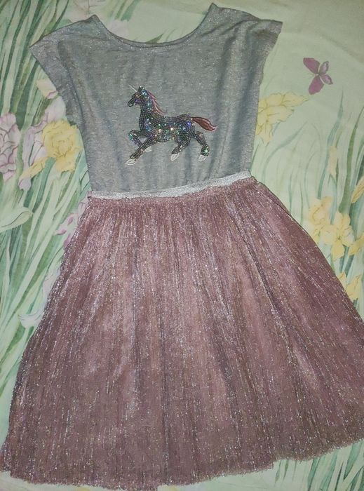 Красивое платье с лошадкой