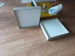 Cama de solteiro, sofá, prateleiras IKEA, armário, peças decorativas