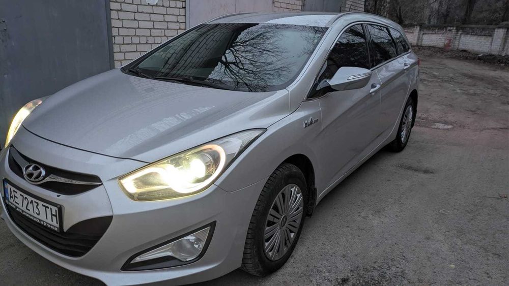 Продам симейний автомобыль