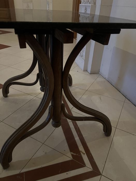 Stół z marmurowym blatem