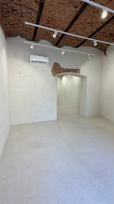 Продається фасадне приміщення Площа Філармонії