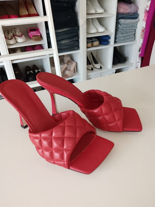 Czerwone skórzane klapki na obcasie