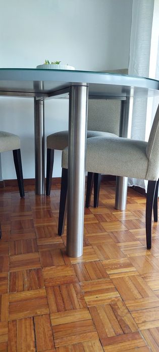 Mesa redonda com tampo de vidro