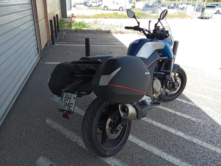 Cfmoto 650MT com malas laterais