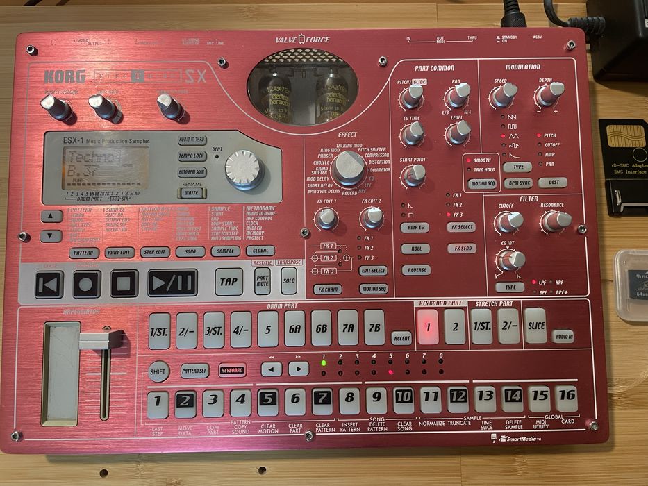 estação de produção musical + 2 cartões de memória + 2 adaptadores