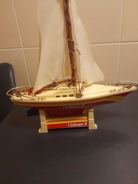 Battery-powered sailboat toy