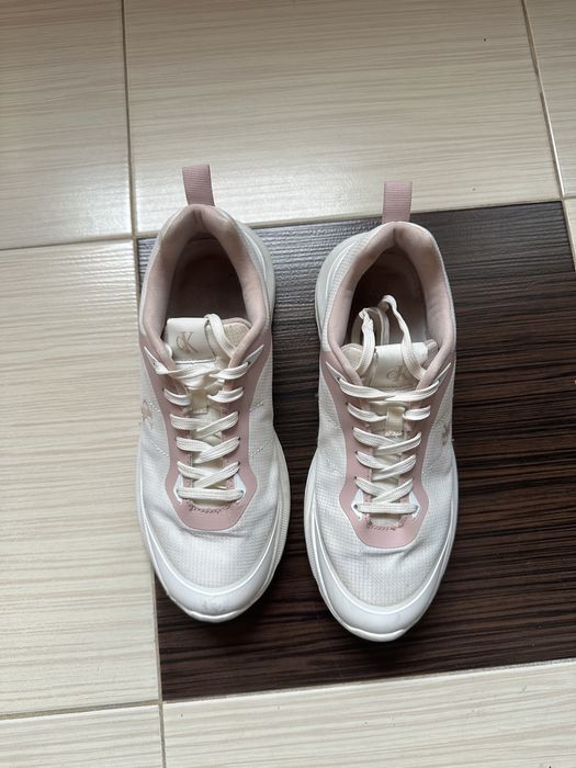 Calvin Klein białe sneakersy damskie 38 – lekkie buty z siateczki na co dzień