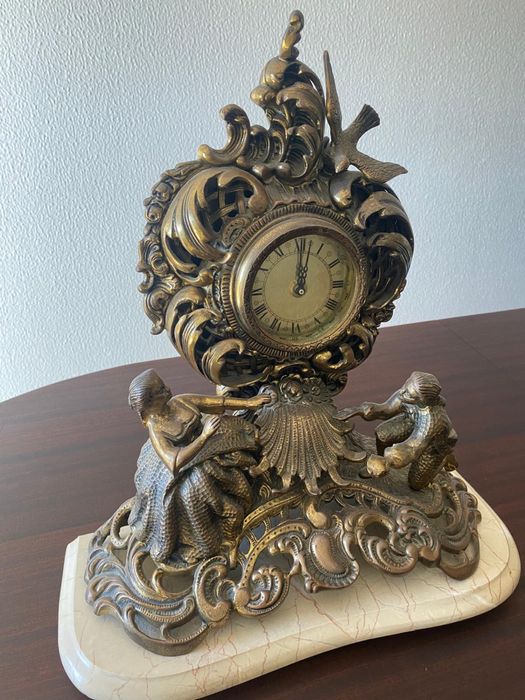 Relogio de mesa em bronze trabalhado com base em marmore