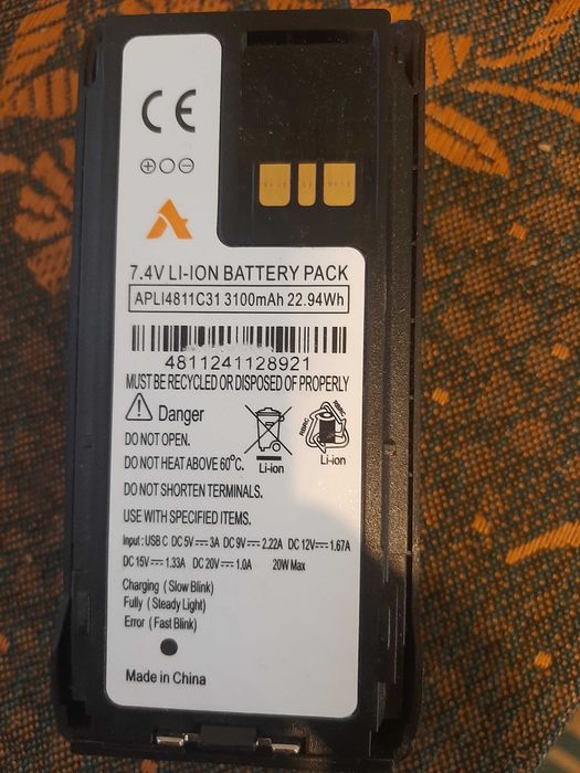 Motorola R7a — Бойовий комплект: 2 АКБ (один з Type-C) + 2 зарядки
