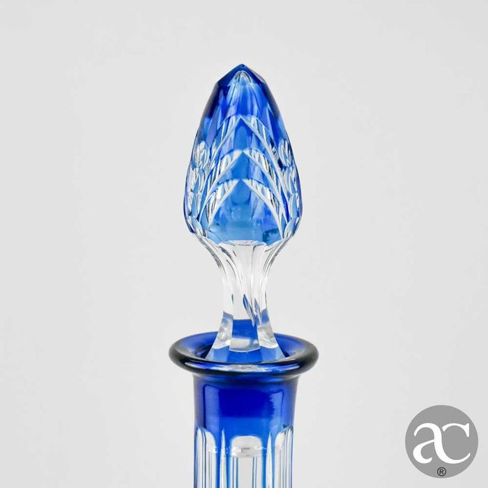 Garrafa de cristal doublé lapidado em azul