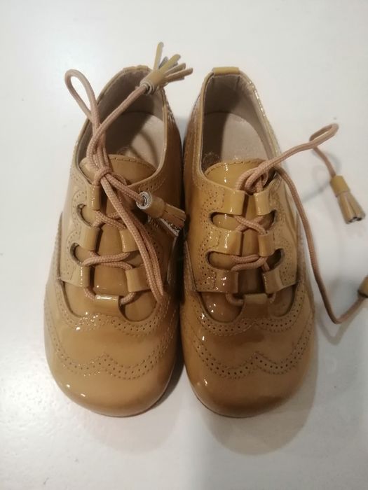 Sapatinho de verniz beije