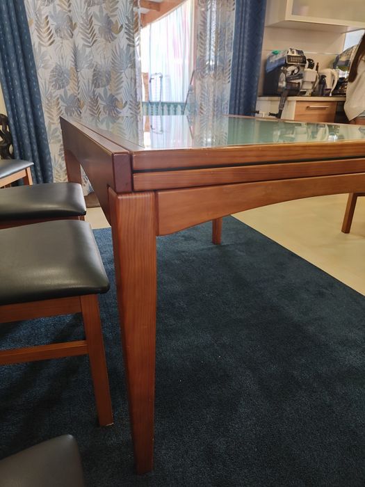 Mesa de jantar e cadeiras