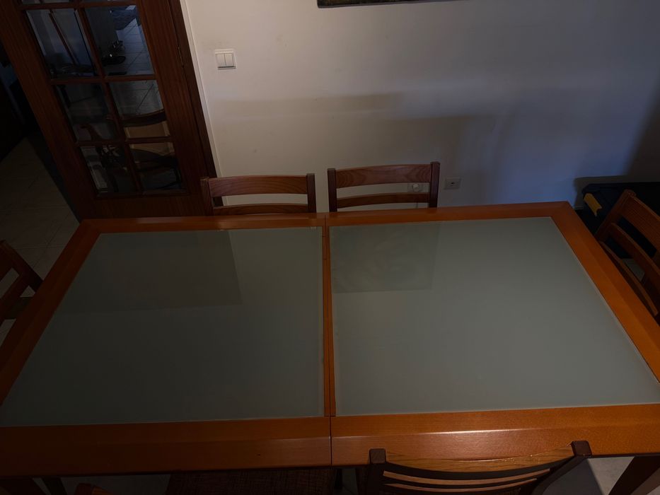 Mesa de jantar em madeira com 6 cadeiras