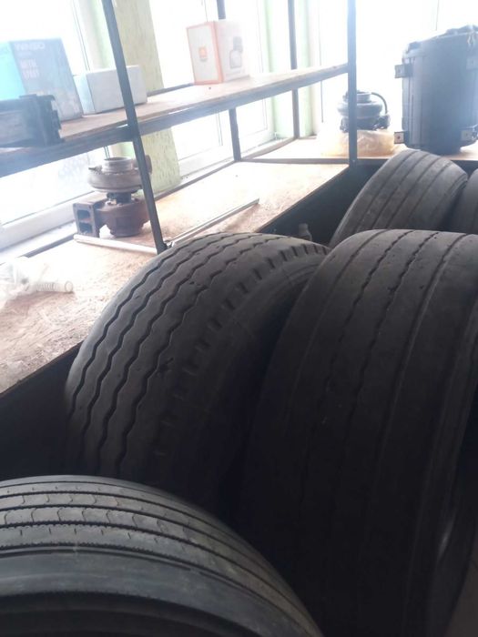 Шини бувшого вжитку для  вантажних автомобілів і напівпричепів .