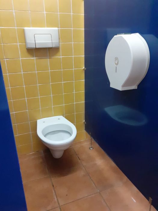 Equipamento WC Completo c/ Divisórias, Sanitas e Banca Inox
