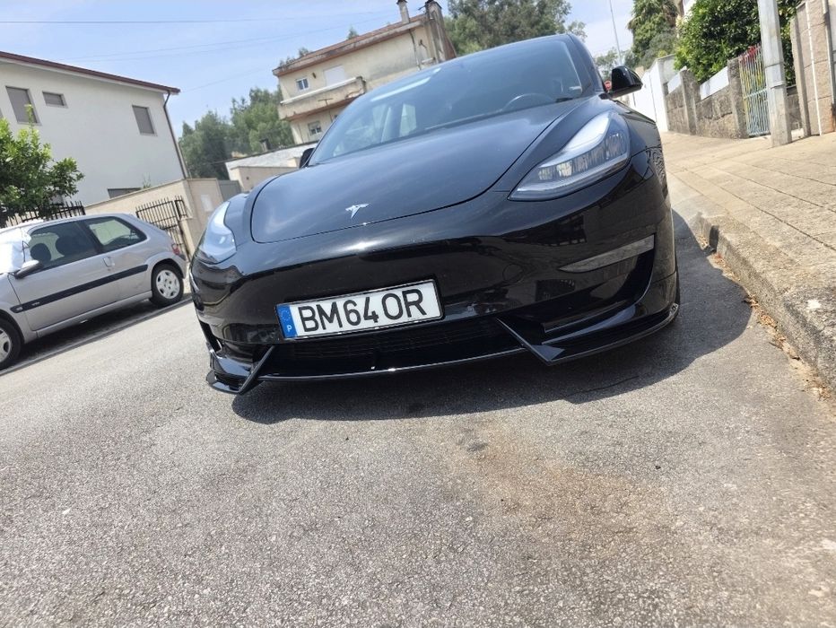 Lip tesla model 3