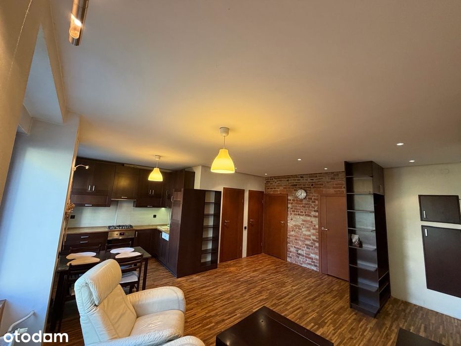 3 pokoje z cegłą i drewnianą podłogą, 63 m², przy dworcu PKP