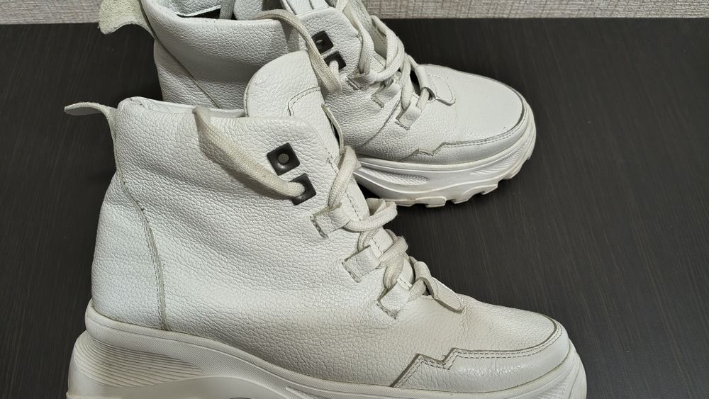 Кросівки жіночі шкіряні