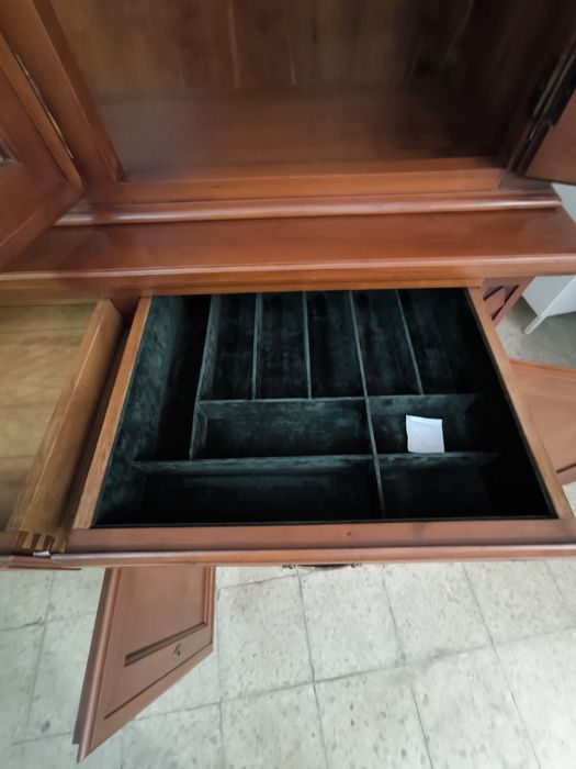 Cristaleira em madeira cerejeira. ( Impecável)