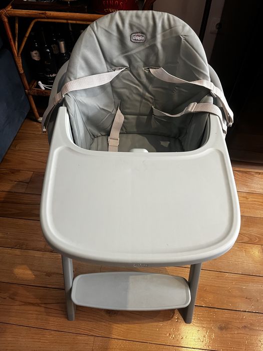 Cadeira de alimentaçāo da Chicco com torre  de aprendizagem
