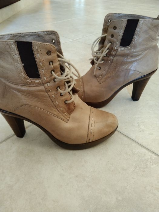 Botas em pele salto alto