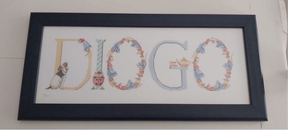 Quadros bordados a ponto cruz.