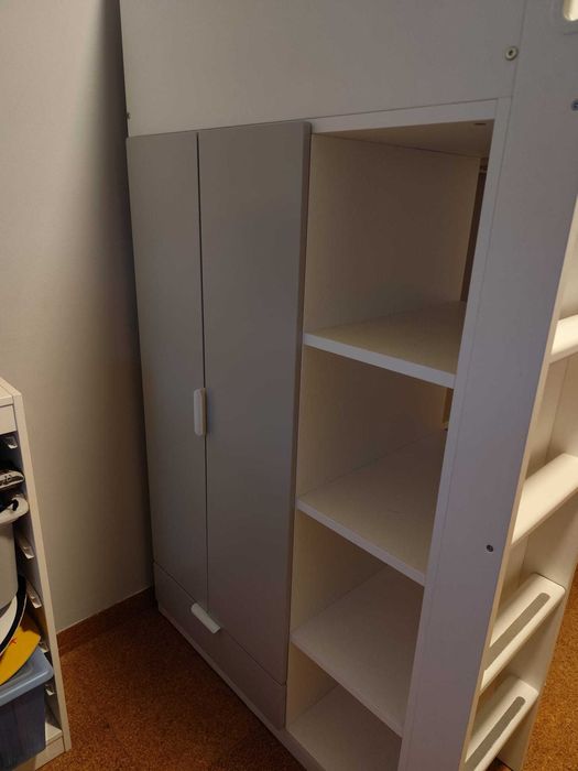 Cama alta IKEA SMASTAD com roupeiro e secretária