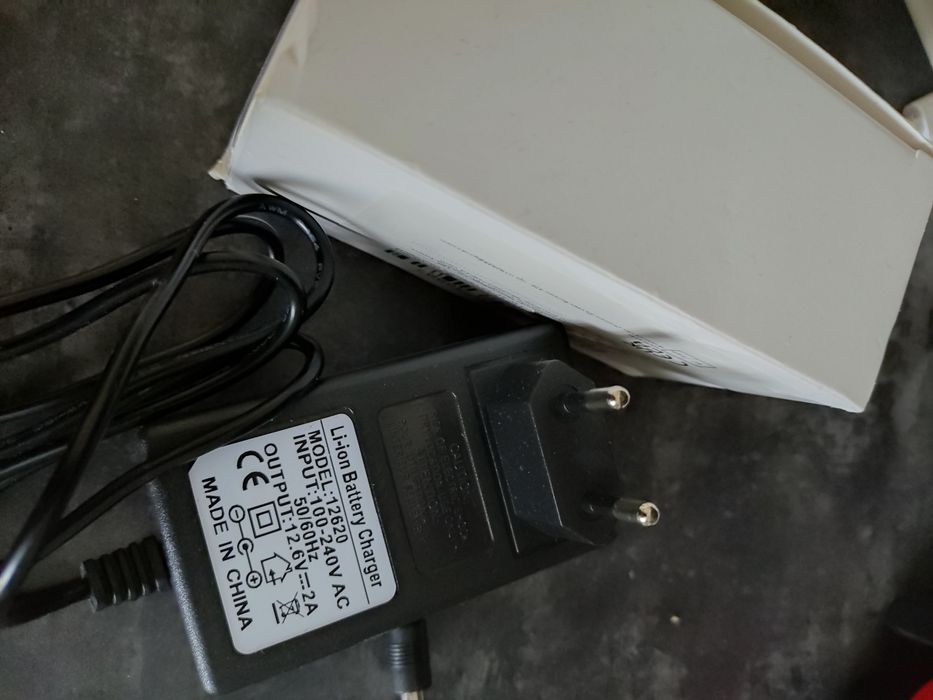 Зарядка для літієвих акумуляторів 12.6в  2А