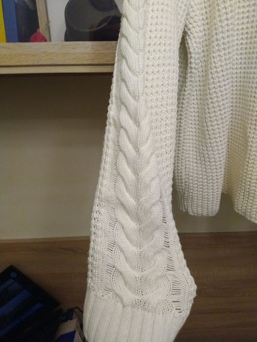 Biały sweterek. .