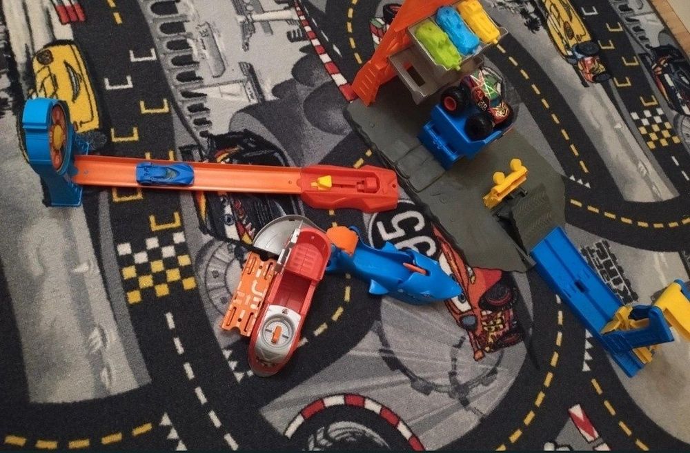 3 zestawy Hot Wheels plus gratis