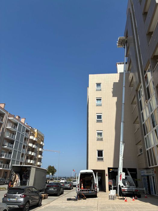 Elevador exterior (grua)plataforma. liftservice . Mudanças, obras,.