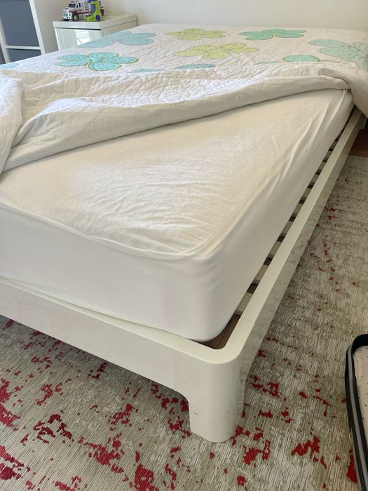 Quarto de casal - cama (estrado e colchao), mesas de cabeceira, comoda