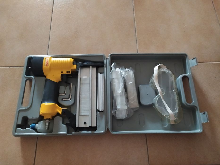 Máquina de pregar pregos