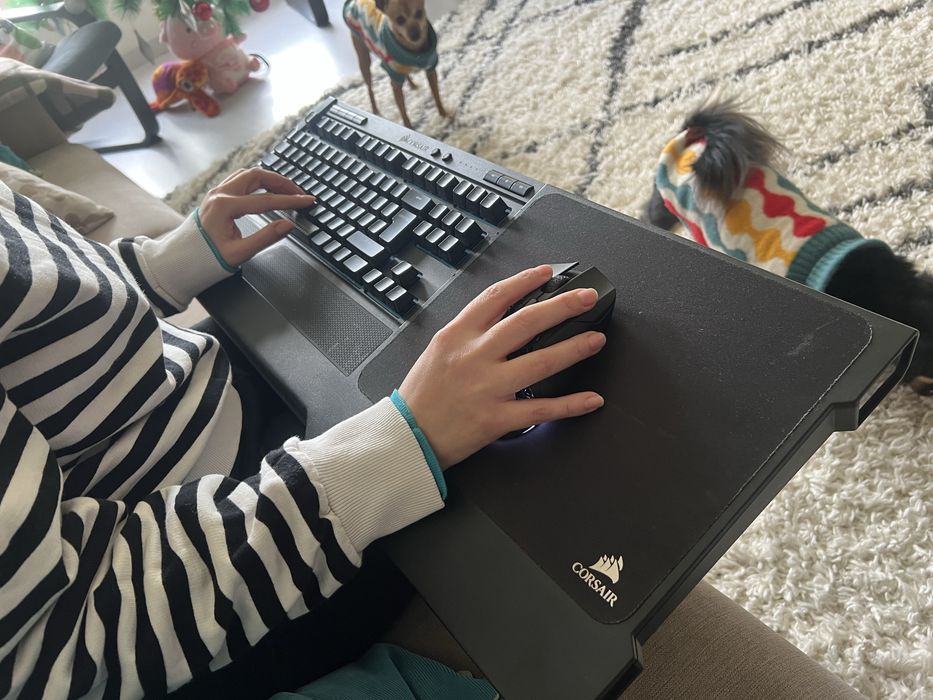 Teclado Gaming Wireless Corsair K 63 com suporte