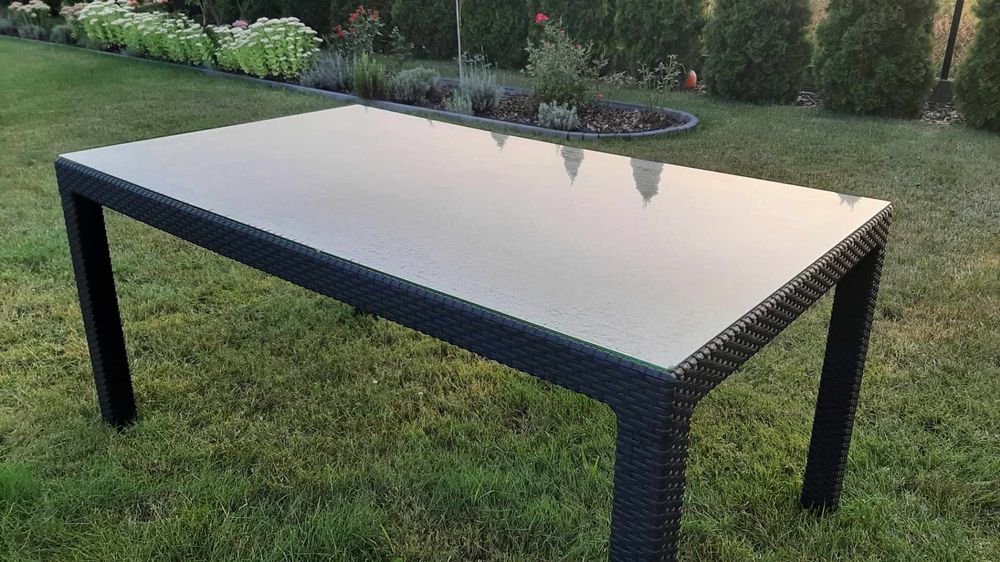 Stół ogrodowy z szybą