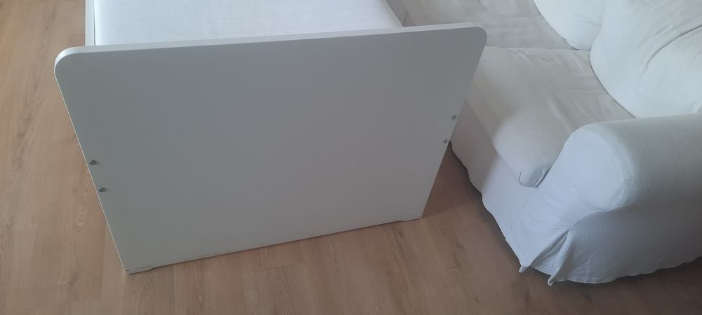 Cama de criança com colchão e estrado