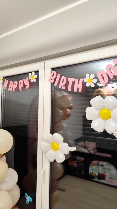 Dekoracje na roczek dziewczynka kwiaty stokrotki