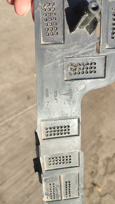 Кронштейн кріплення противотуманки до бампера tesla model y